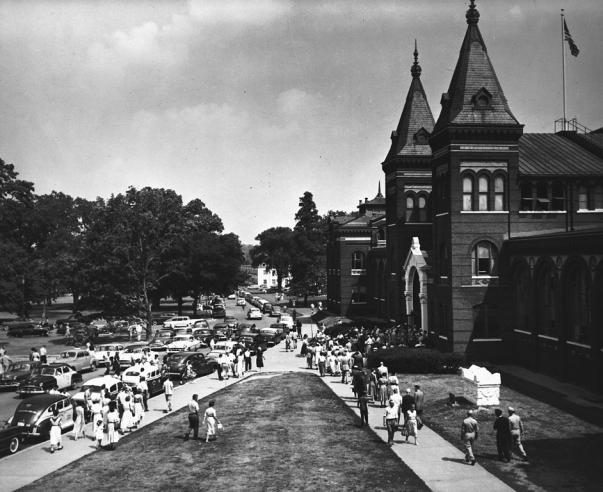 Crowds flock to the Arts and Industries Building in the early 1950s after the Exhibits Modernization Program gave the history displays a new look. Record Unit 95, Smithsonian Institution Archives, Neg. no. MAH-48169.