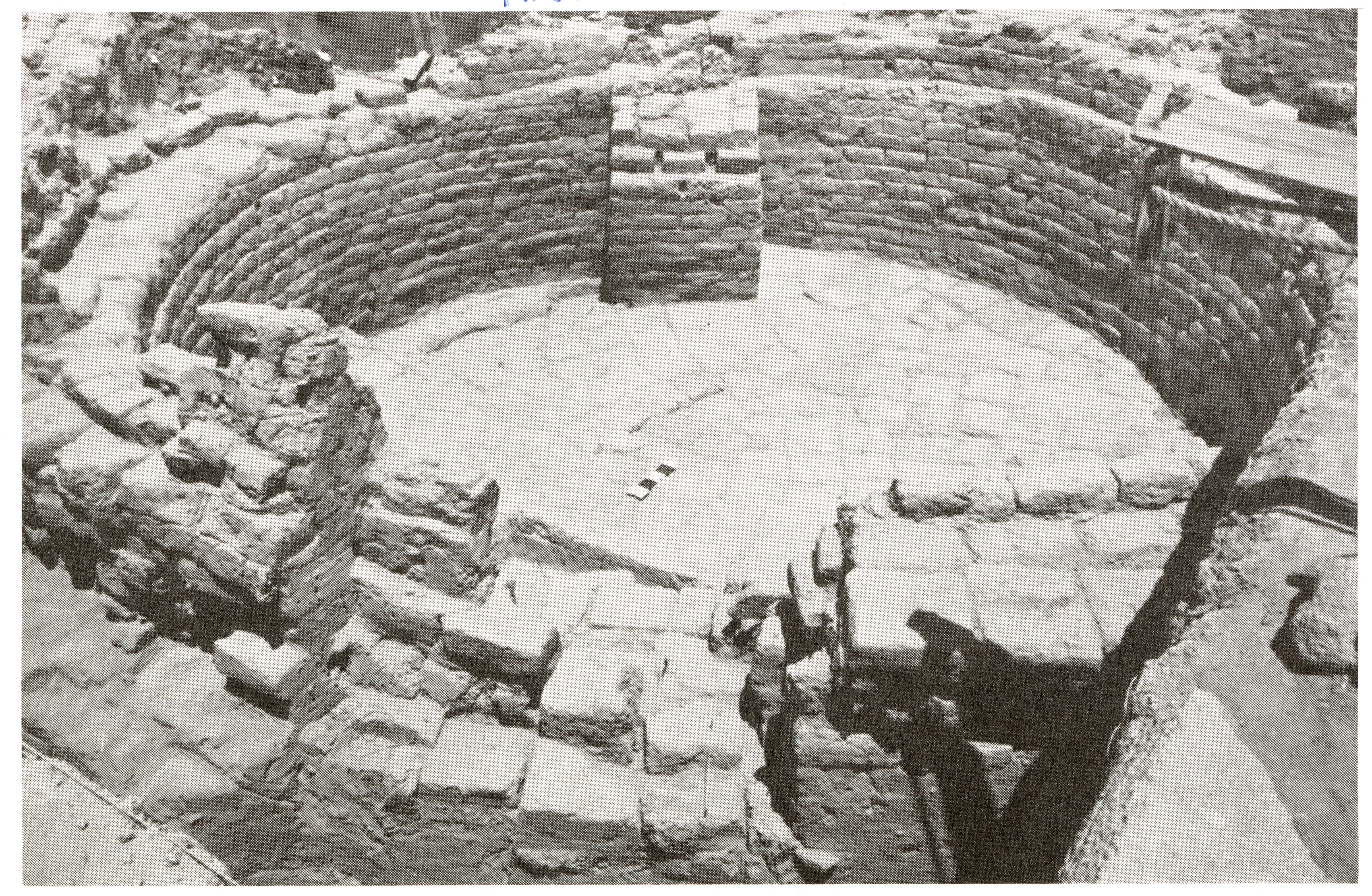 Base of mud brick grainery sile at Tell Jemmeh, Smithsonian Institution Research Reports, Number 9, Fall 1974. Smithsonian Institution Archives, Record Unit 416.