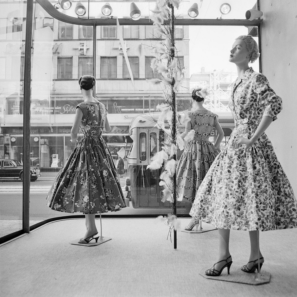 Storefront at Norrmalmstorg in Stockholm 1957, by Gunnar Ekelund, Photo Nr: 2017