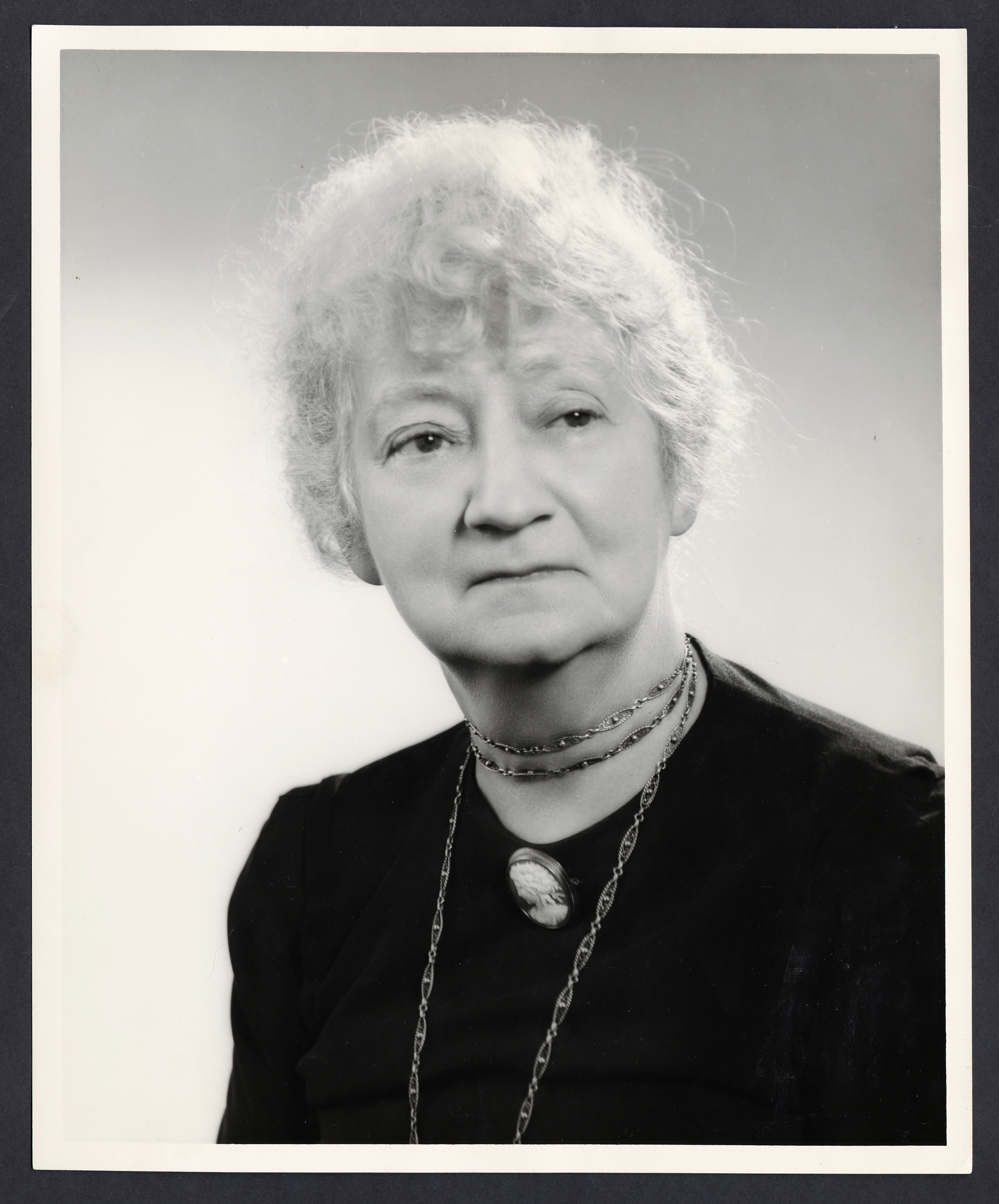 Mary S. M. Gibson, January 1954, Frank J. Gilloon Agency, Record Unit 267: Cooper-Hewitt Museum, Records, 1881, 1895-1976, Smithsonian Institution Archives.