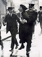 Arrestatie Emmeline Pankhurst / Emmeline Pankhurst being arrested, The Nationaal Archief