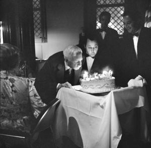 Former Secretary Dr. Charles Greeley Abbot blows out candles on a birthday cake at a Regents Dinner 