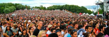 Concert Crowd (Osheaga 2009) - 30000 waiting for Coldplay by Anirudh Koul.